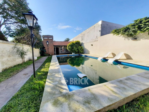 Casa Tipo Chalet En Lote De 432 M2 En Rodriguez Peña Al 900 - 3 Cocheras Piscina Quincho Parrilla