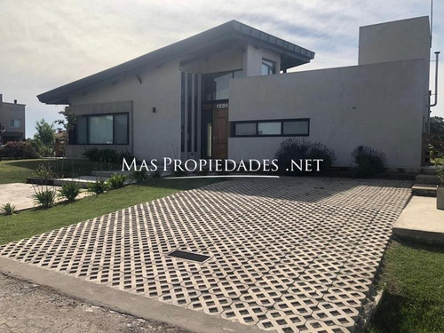 Casa En Venta En Canning Barrio Santa Rita