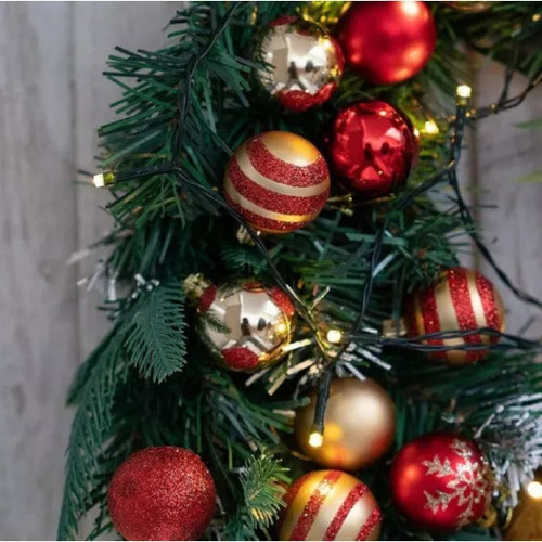 Un Paquete Con Adornos Navideños De Oro Rojo