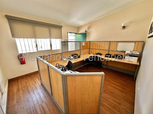 Casa De Uso Comercial, En Alquilr En La Trinidad. Mls# 25-15168. Isabel Salon