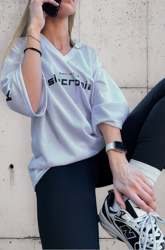Remera Oversize En V Tipo Fútbol Americano Síncronia Kira.