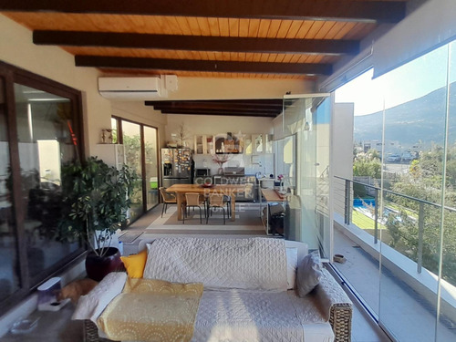 Cálida Casa Con Vista Panorámica En Condominio Seguro