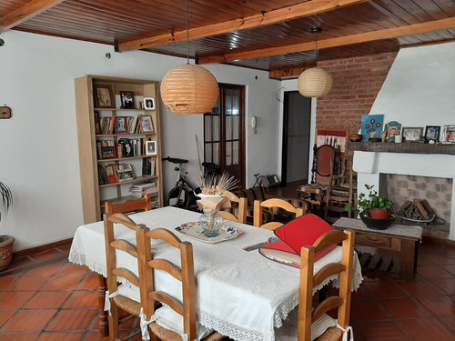 Casa En Venta - 3 Dormitorios 2 Baños - 330 Mts2 - Hurlingham, Buenos Aires