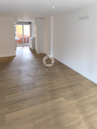 Venta Apartamento 2 Dormitorios, Cocina Definida Y Terraza Al Frente En Centro