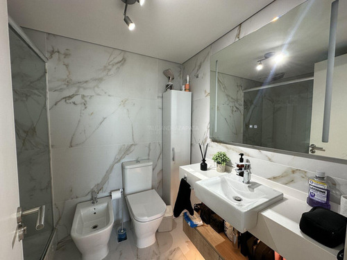 Venta Con Renta Apartamento 2 Dormitorios En Edificio Joy. Garage