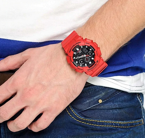 Imagen 6 de 7 de Reloj de pulsera Casio G-Shock GA-100 de cuerpo color rojo, analógico-digital, para hombre, fondo negro, con correa de resina color rojo, agujas color blanco y rojo, dial blanco, subesferas color negro y gris, minutero/segundero blanco, bisel color rojo y negro y hebilla doble