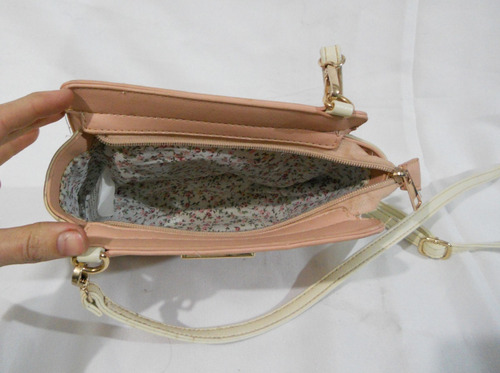 Cartera Simil Cuero Rosa, Correa Larga Crema Republic Ny