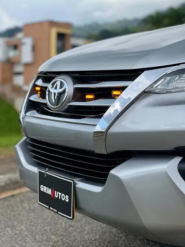 Toyota Fortuner SW4 XROAD 4x4 2.8l