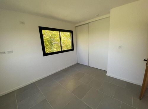 Casa En Venta - 2 Dormitorios 2 Baños - Cochera - 280mts2 - Manuel B. Gonnet