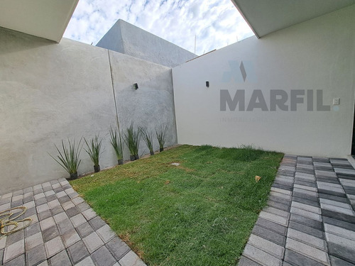 Venta De Residencia De 3 Recámaras, Al Norte De V. De A. Colima