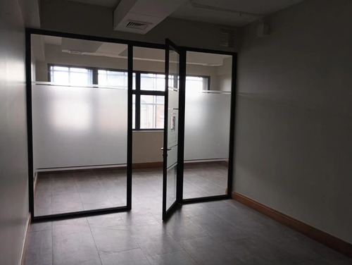 Arrienda Oficina Con Privados Y Dos Baños En Centro Tco