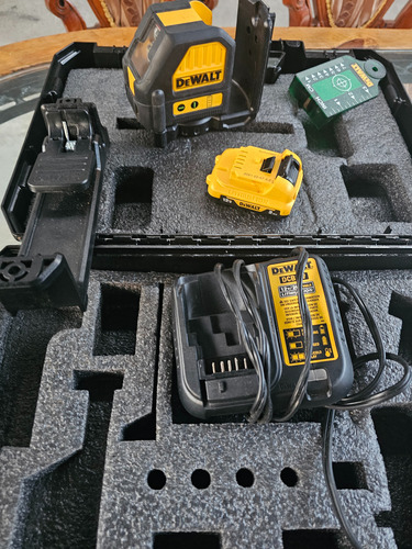 Nivel Láser De Líneas Cruzadas Dewalt Dw088lg 30.48 (Usado)