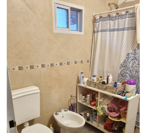 Imagen 9 de 10 de Excelente 1 Casa Con 2da Casa Y Quincho Grande Con Baño Completo