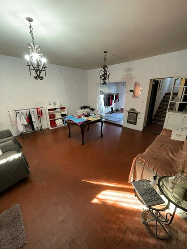 Imagen 4 de 24 de Jacinto Calvo 1135, Entre Jorge Y Bouchard, José Mármol - Casa Desarrollada En Dos Plantas Sobre Amplio Lote Y Pileta.