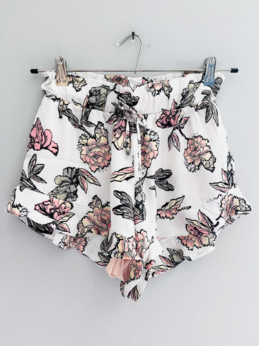 Short Lencero Blanco Con Flores Tiro Alto Suelto  De Mujer