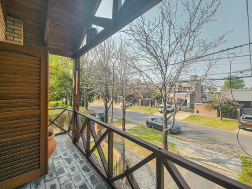Casa De 3 Dormitorios Con Gran Jardín Y Pileta En Fisherton