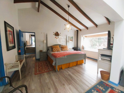 Estilo Colonial Con Gran Terreno Y Lindas Vistas