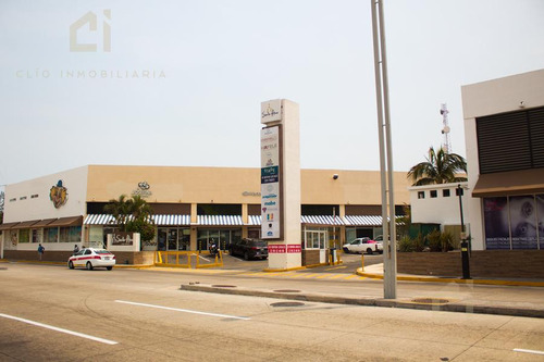 Impecable Local En Plaza Santa Ana, Amplísimo Y Mezanine