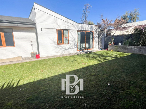 Casa En Venta De 4 Dorm. En Lo Barnechea