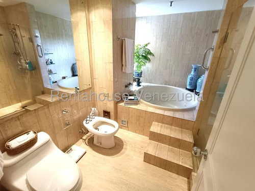 Regio Apartamento Ubicado En La Avenida Principal Del Country Club Cod. 25-21840