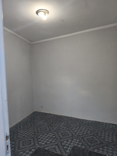 Aluga Se Casa Grande Com 3 Quartos, 2 Banheiros E Lavanderia