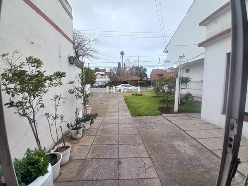 Casa 3 Ambientes Con Garaje Y Parque, A Reciclar Parcialmente, En Barrio Santa Monica