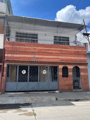 Casa Unifamiliar En Venta, Urb Los Castaños