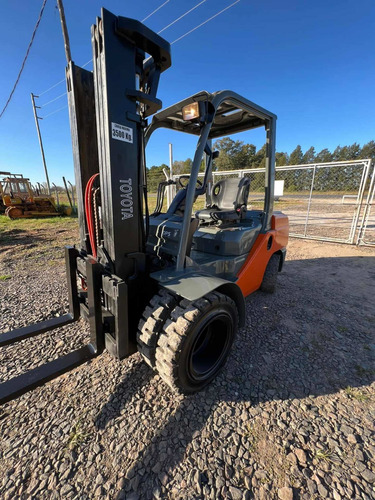 Imagen 1 de 15 de Autoelevador Toyota 3500kg Ruedas Dual Torre Triple C/desp