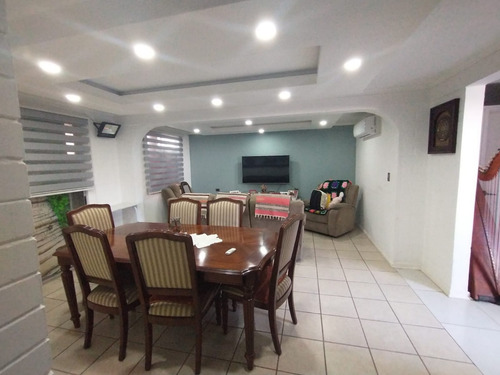 Casa De Dos Pisos De Tres Dormitorios Barrio Residencial