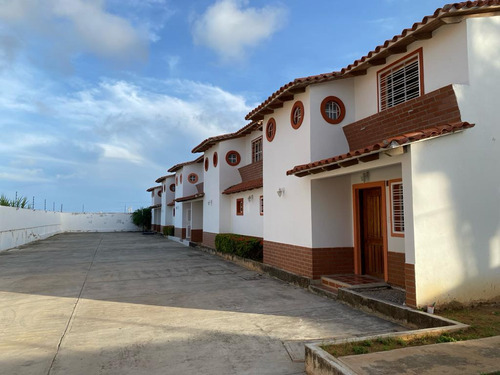 Townhouse En El Conjunto Residencial Villa Yelina El Valle Del Espiritu Santo Ic-00248