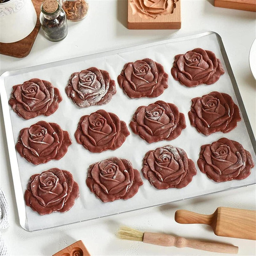 A Molde For Hornear Galletas De Madera Tallada En Color Rosa