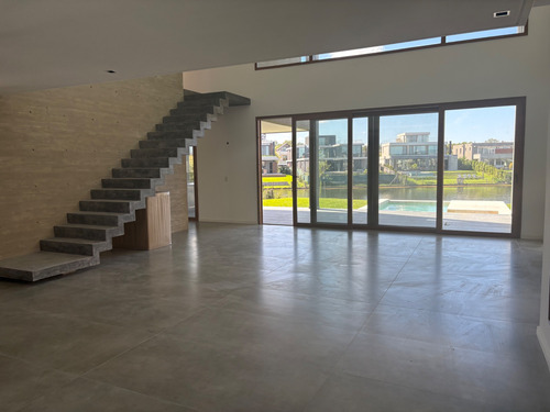 Casa En Tres Plantas Lote Al Agua Virazon