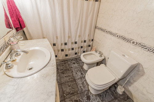 Casa. Gran Potencial Para Desarrollo Inmobiliario. Quincho Y Garage. Avellaneda Centro