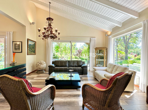 Casa Estilo Colonial Inglés, Borde De Cancha