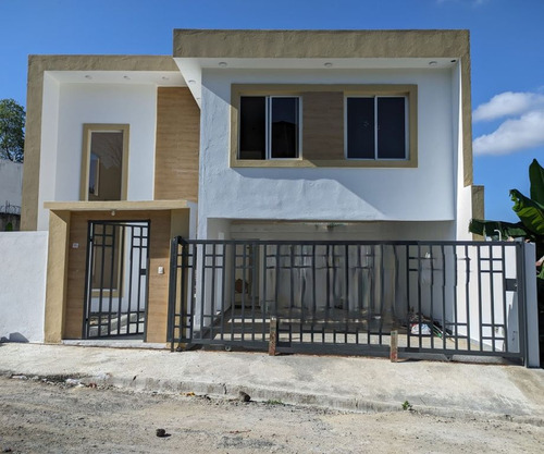 Venta De Casa Amplia En Santo Domingo Oeste.