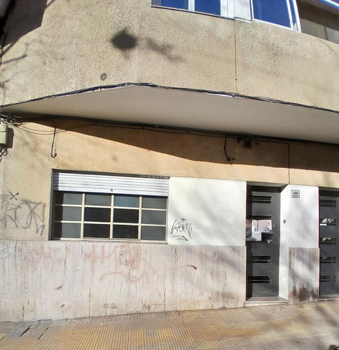 Venta De Casa 2 Dormitorios Centro, Yaguaron Y Mercedes., Ph, P. Baja C/patio