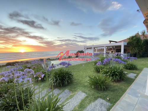 Exclusiva Casa Sobre La Playa De Solanas. Excelentes Vistas,  Piscina Y Parrillero Con Vista Al Mar. 