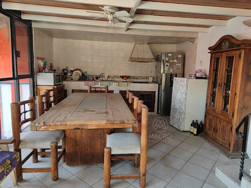 Casa En Venta En Col. Las Brisas, Temixco, Morelos Con Alberca Y Jardín.