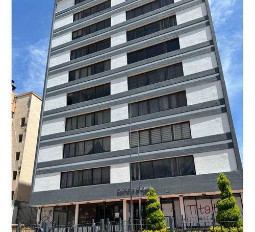Amplio Departamento De 145 M2 Ofrece El Equilibrio Perfecto Entre Espacio, Ubicación Y Estilo Clásico.