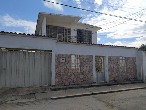   Maribelm & Naudye, Venden Casa De  2 Pisos En Zona Centro,  Barquisimeto  Lara, Venezuela, 5 Dormitorios  2 Baños  400 M² 