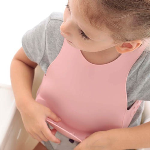 Imagen 5 de 6 de Babero Silicona Bolsillo Contenedor Minikoioi Flexi Bib Color Pinky Pink