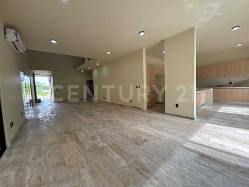 Residencia De Lujo En Vía Cumbres Con Amplios Espacios Y Exclusividad