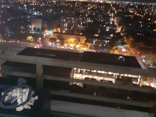 Moderno Edificio Con Excelente Vista Nocturna