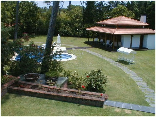 Hermosa Casa Con Muy Terreno. Financia A Largo Plazo