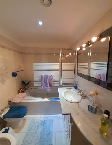 Imagen 10 de 23 de Chalet 7 Amb En 3 Plantas S/lote De 258m2. Impecable Estado.