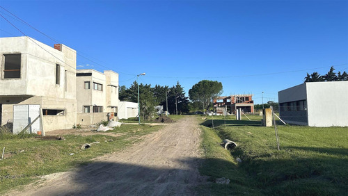 Terreno En 137 Y 424. La Candelaria. Barrio Cerrado.