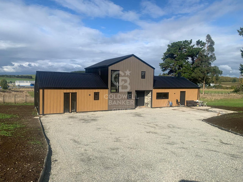 Casa Moderna Con Amplio Terreno Y Bajada Al Rio.
