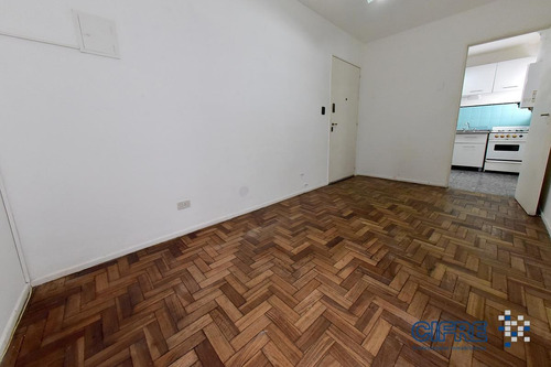 Departamento De 2 Ambientes, Lateral, Segundo Piso Por Escalera.