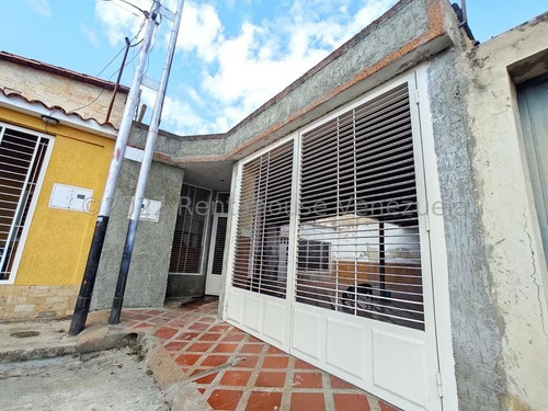 Imagen 2 de 16 de Linda Casa En Venta Urb. Los Astros Av. Aragua Dperez 22-23027