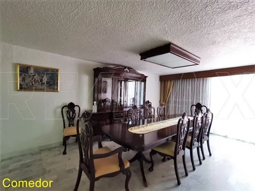 Casa De 215m2t / 347m2c / 4r / 3.5b / 1a / Vigilancia